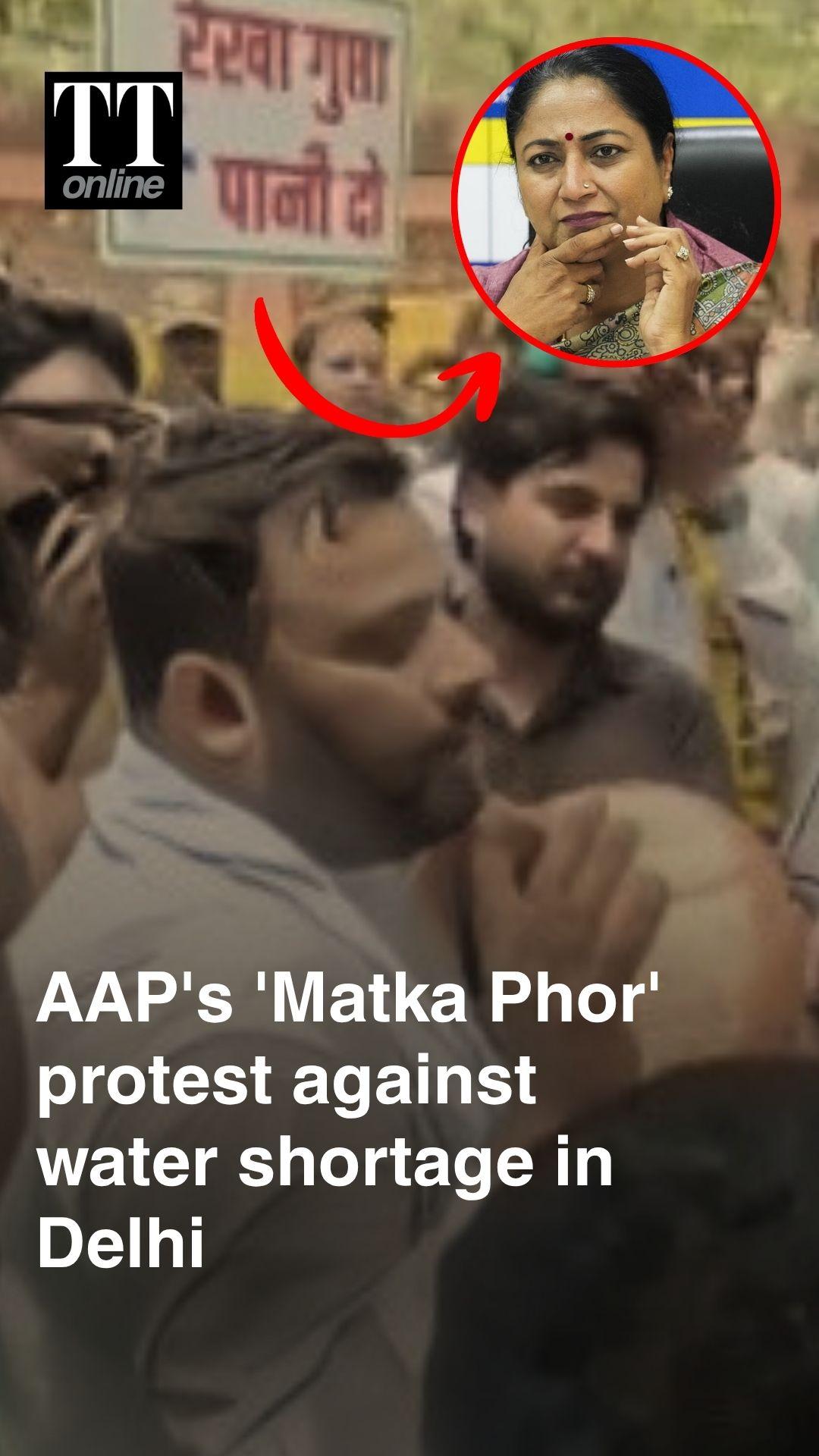 AAP Stages 'Matka Phor' Protest Over Water Shortage in Delhi #delhi #aap