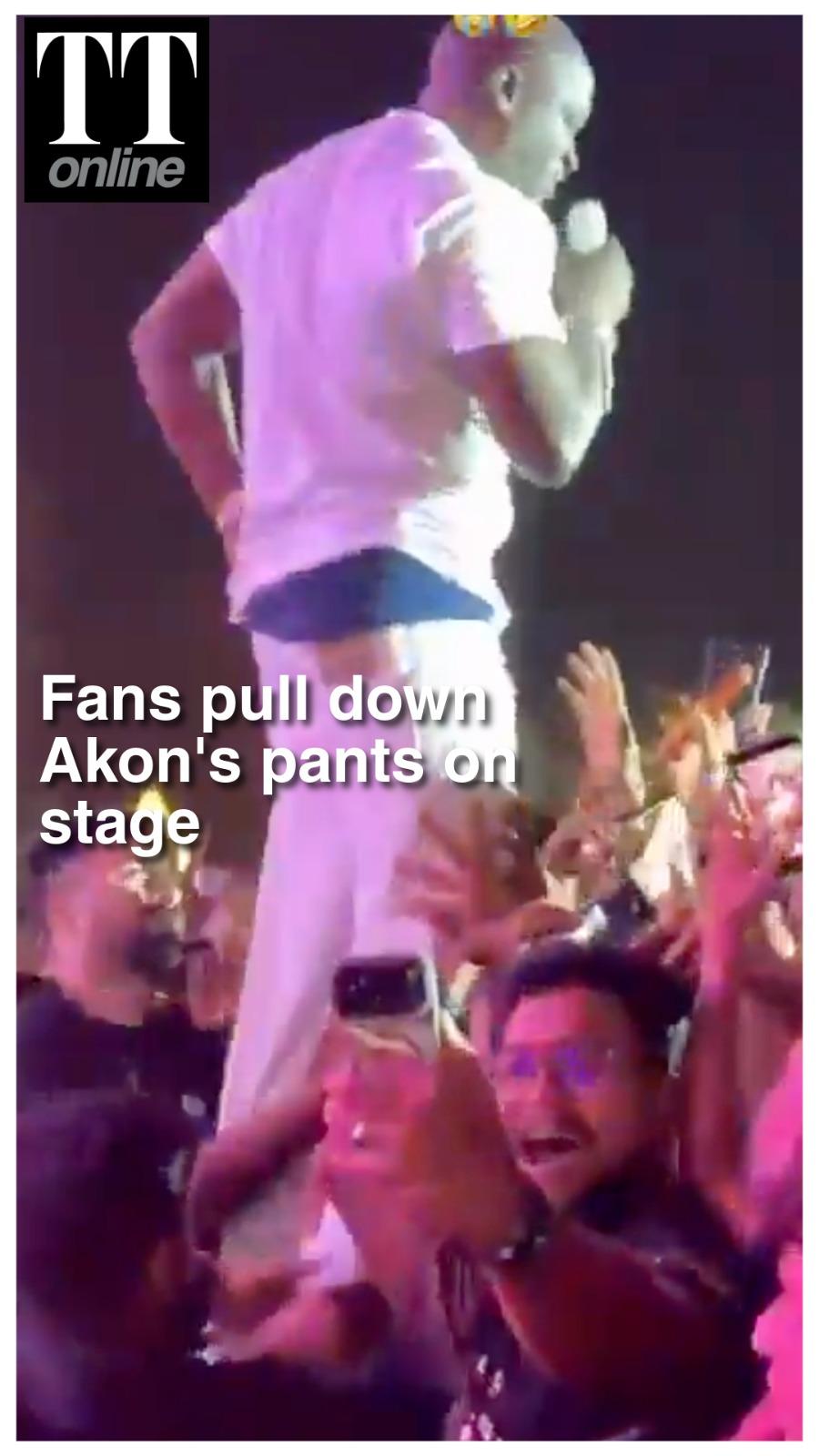 Akon’s Bengaluru Show Draws Flak After Fans Pull Down His Pants on Stage